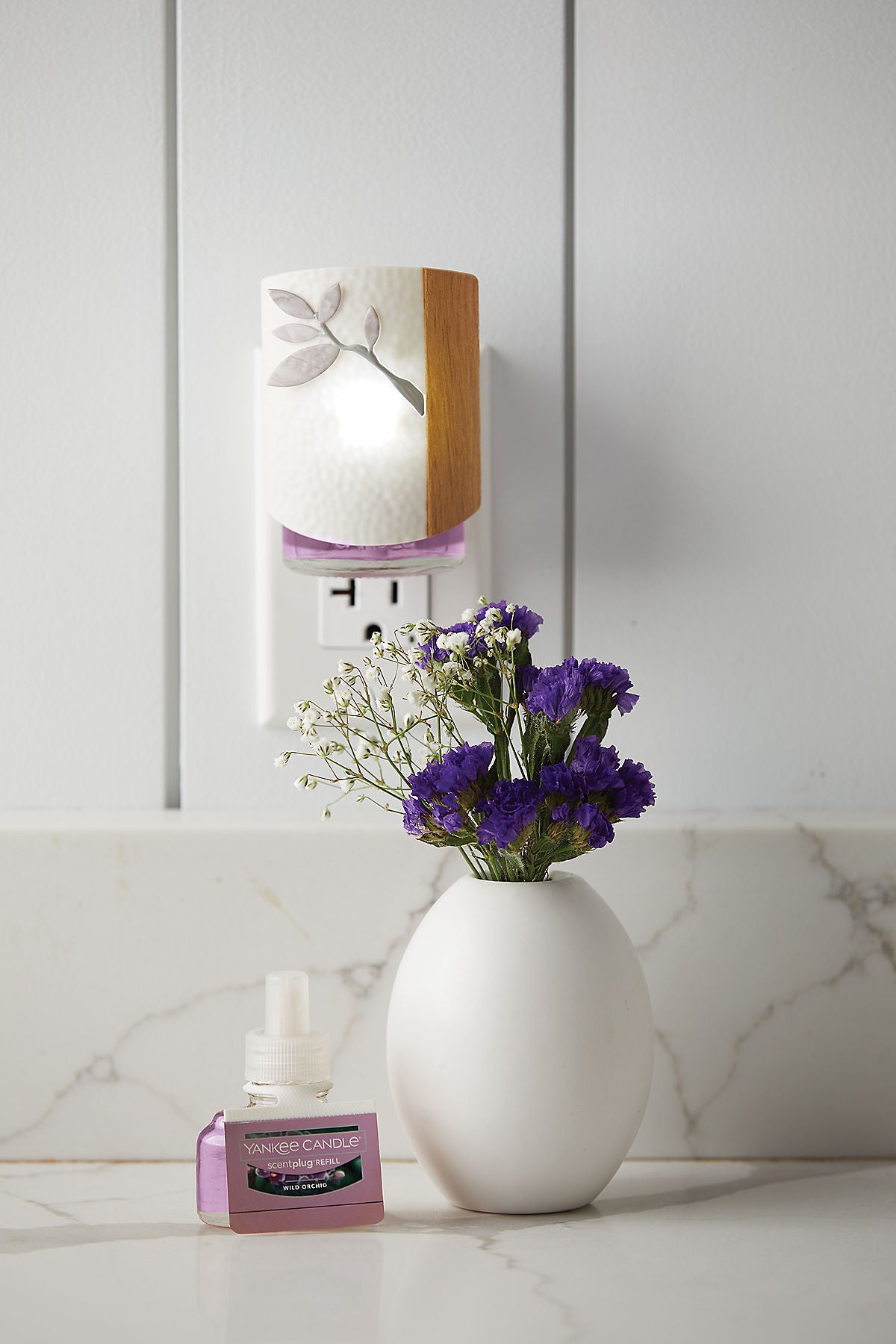 Dogwood ScentPlug® Diffuser with Light - US 37014
