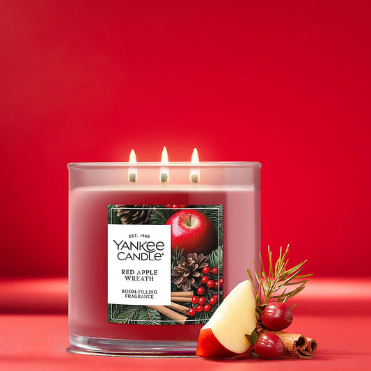 Red Apple Wreath 3-Wick Candle - US 05103