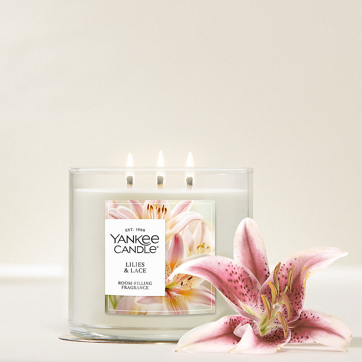 Lilies & Lace 3-Wick Candle - US 62130